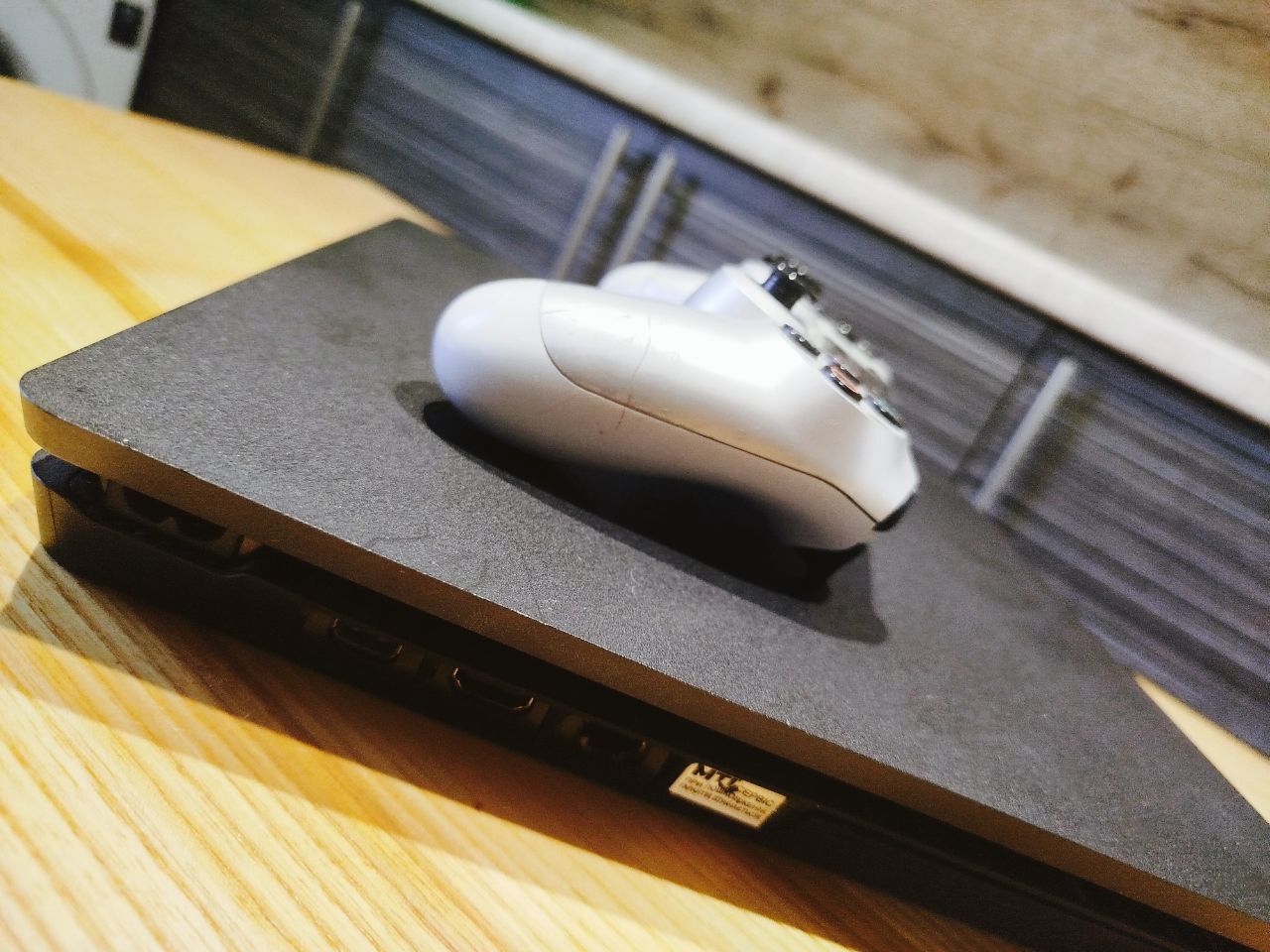 Продаю PS4 Slim у відмінному стані.