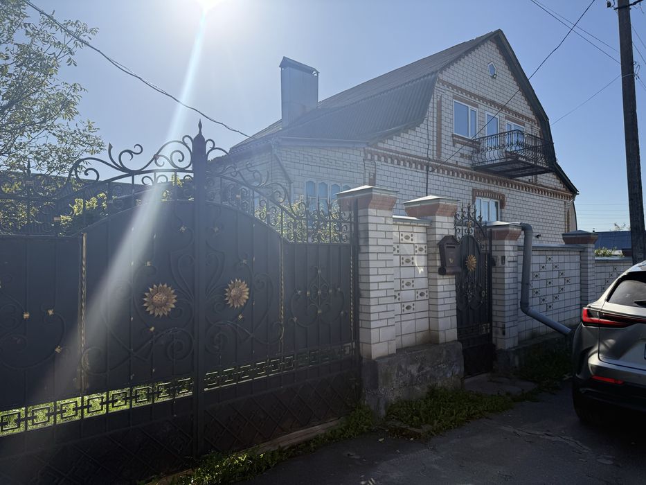 Житловий будинок поруч з річкою Південний Буг