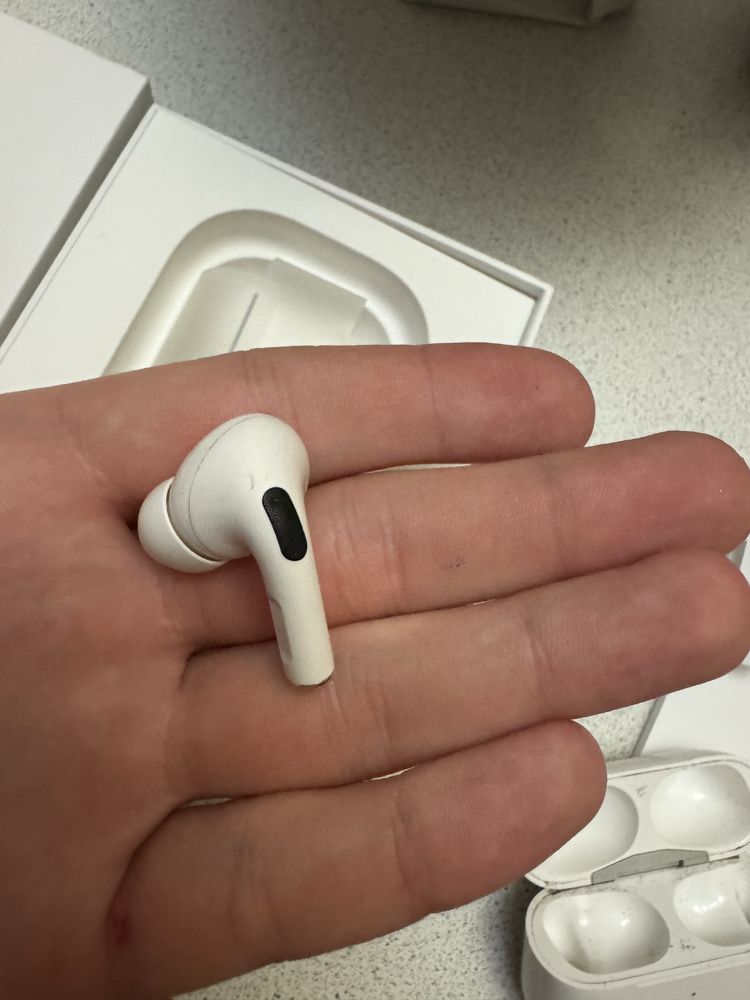 Airpods pro лівий навушник та кейс