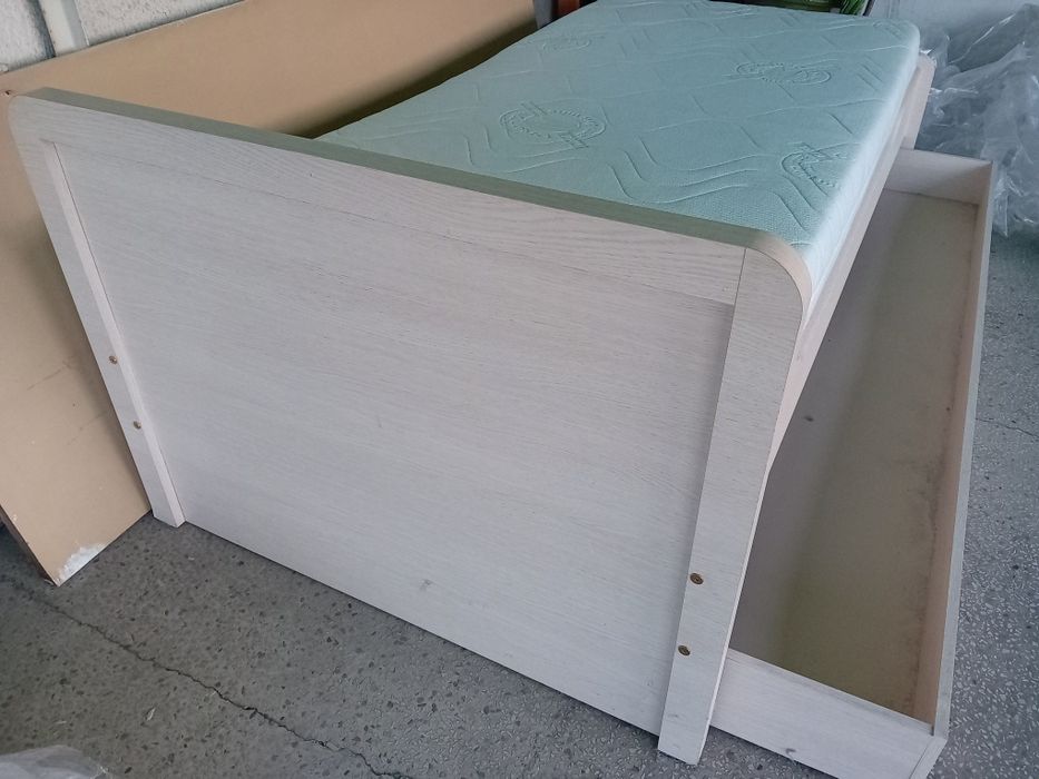 Łóżko jednoosobowe z materacem 90x200  i szufladą