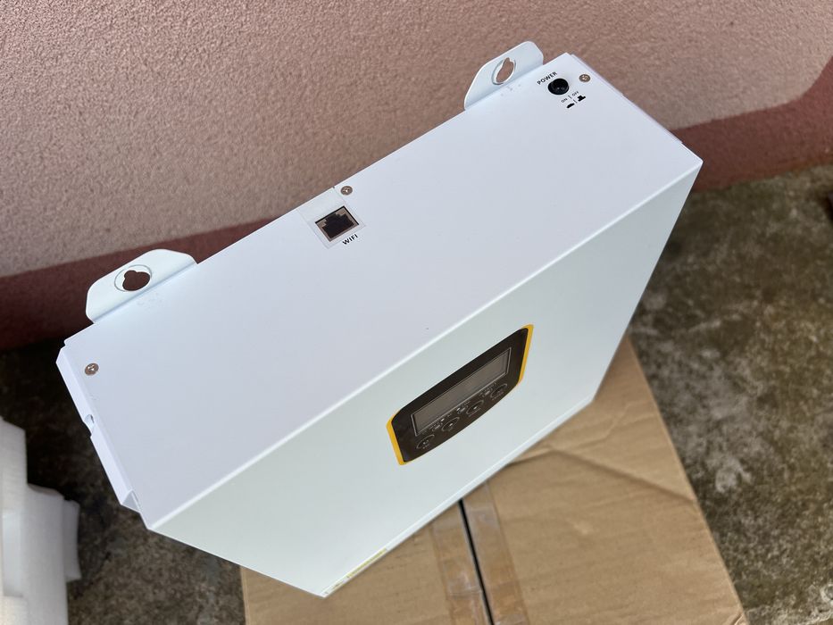 Гібридний інвертор PowMr 3,5кВт 24V
