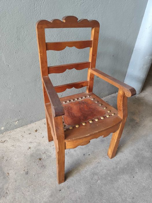 Cadeirão em madeira maciça