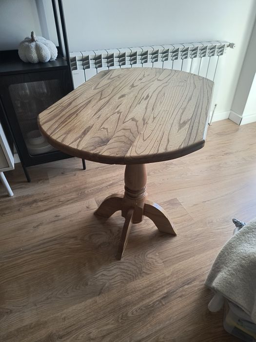 Stolik drewniany na jednej nodze