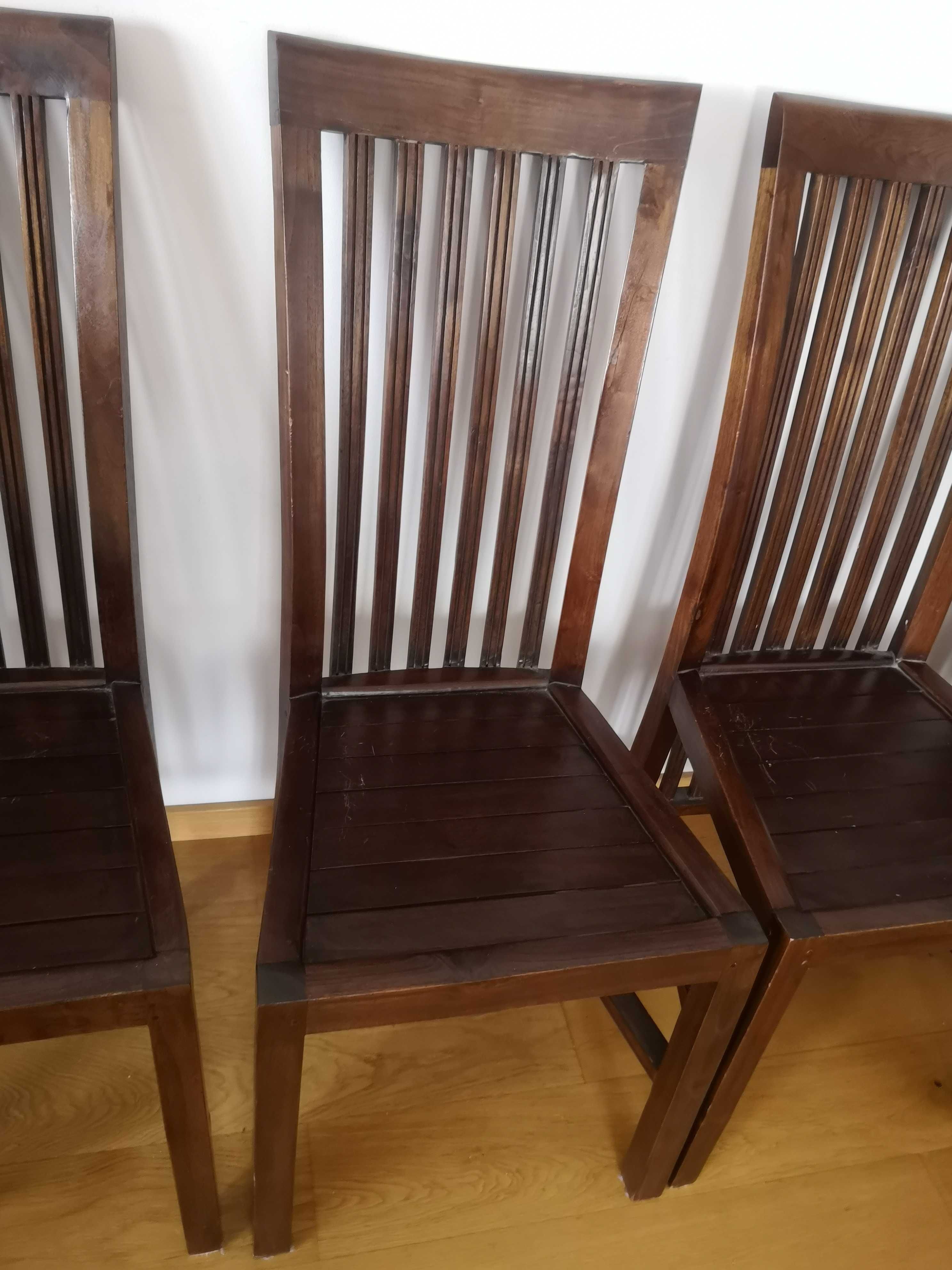 Drewniane krzesła w stylu kolonialnym