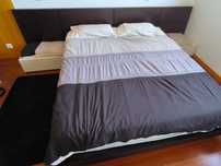 Cama de casal com mesas de cabeceira