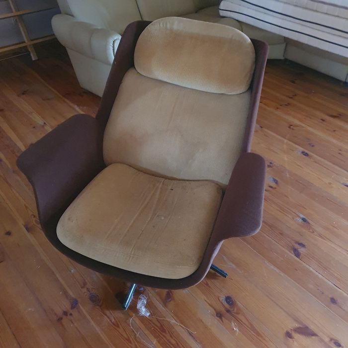 2  stylowe fotele z lat 60–70 w dobrym stanie.