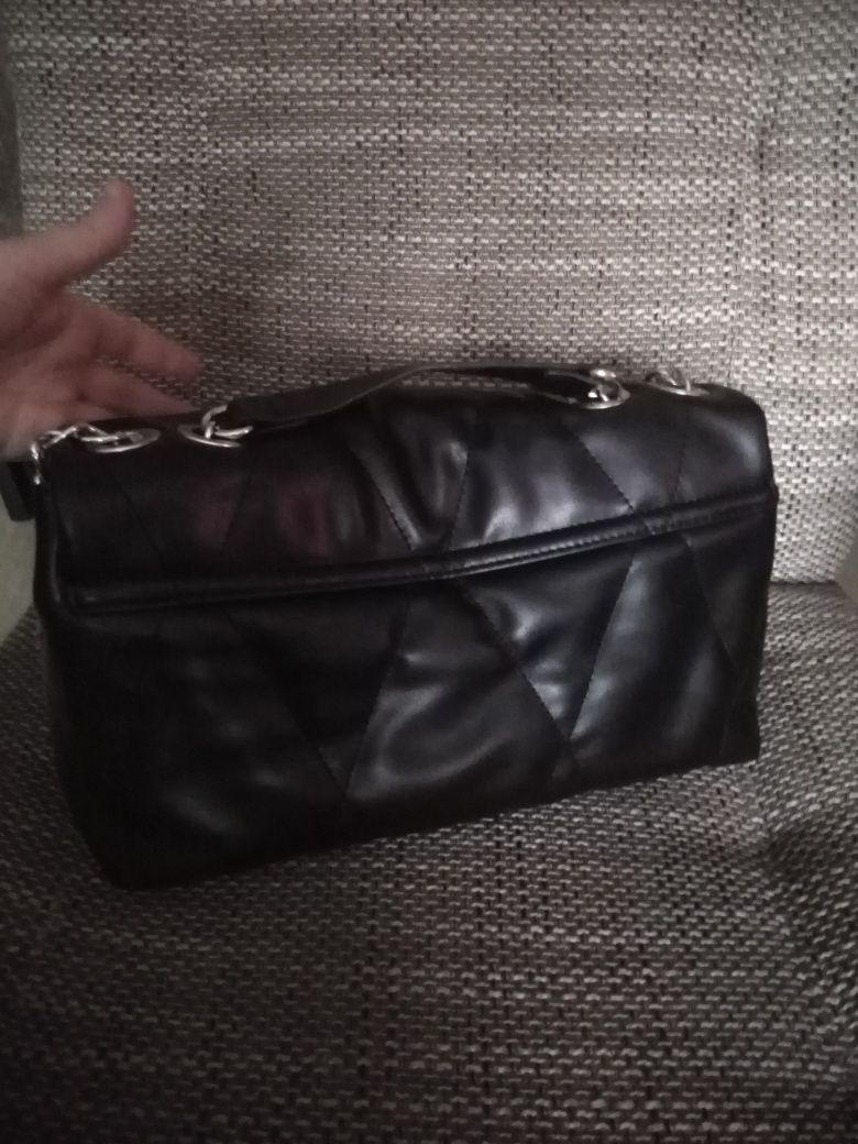Czarna pikowana torebka do ręki i na ramię.