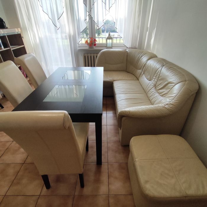 Narożnik skórzany, stół rozkładany, pufa, 3 krzesła