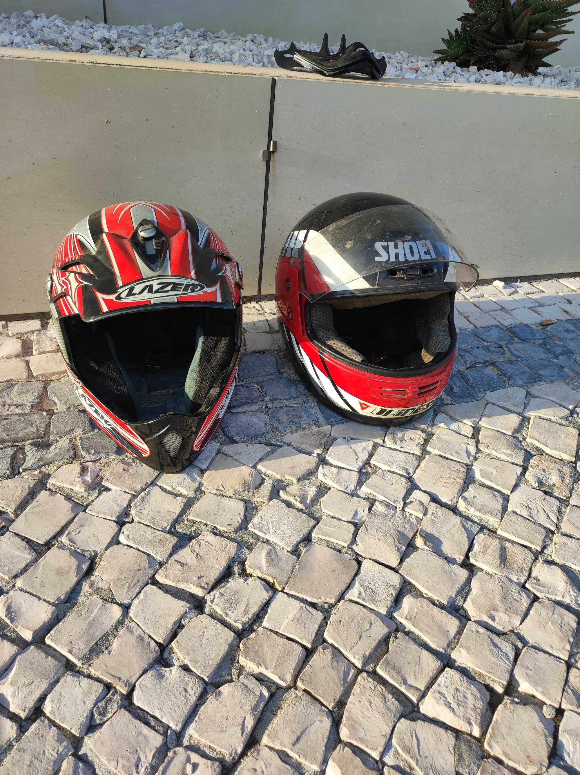 2 capacetes de moto