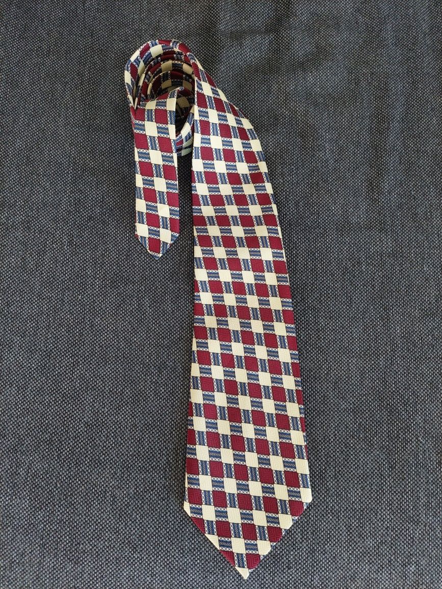 Jedwabny krawat w kremowo-bordowo-granatową kratę.
