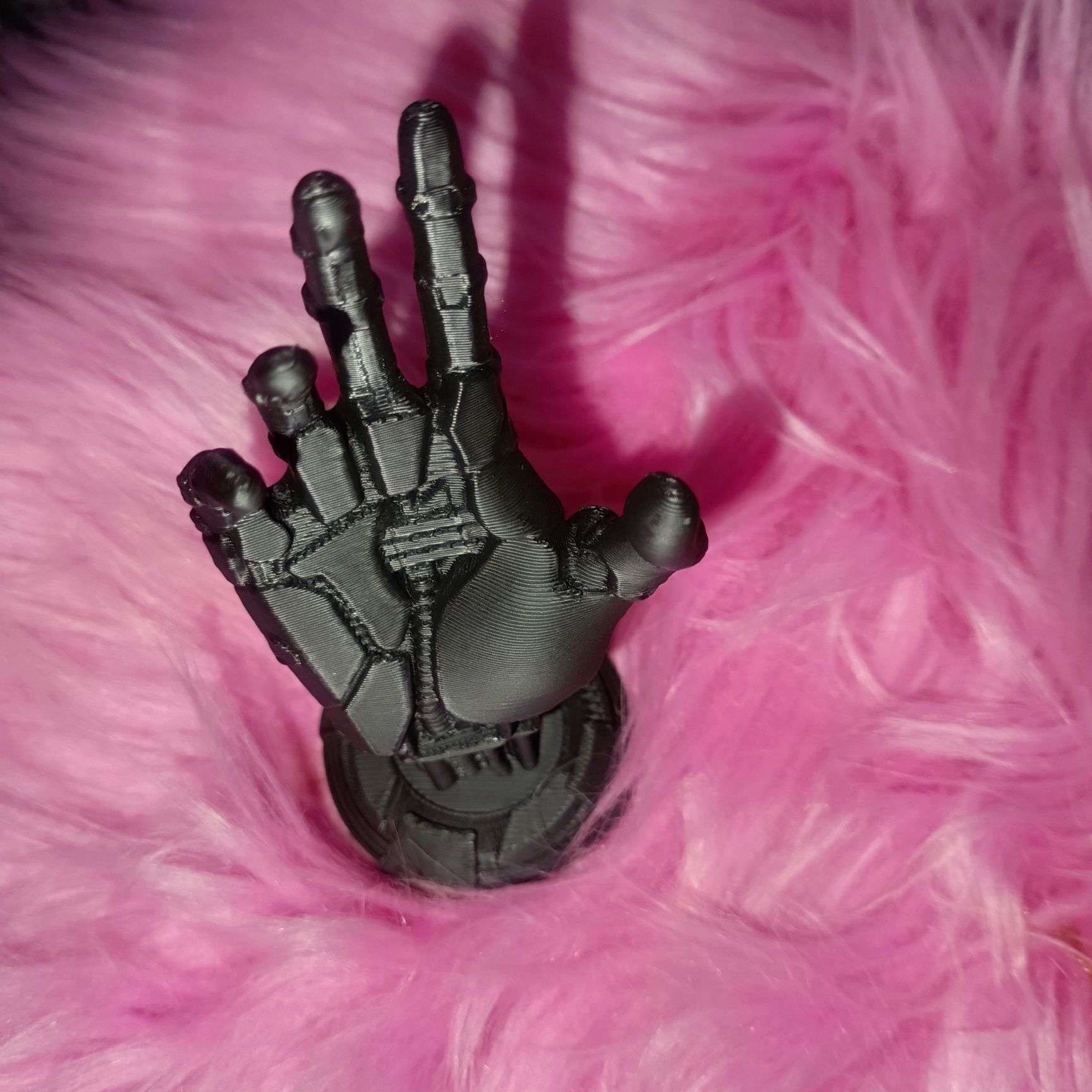 Gadżet na biurko cyberpunk ręką sprawiedliwości