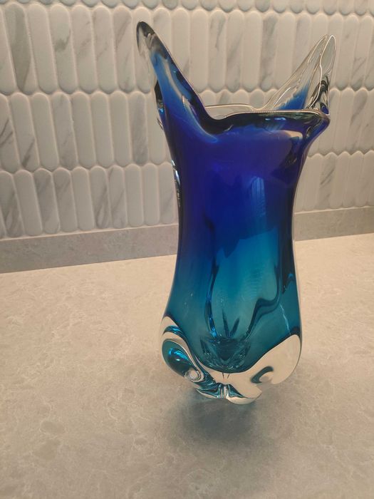Niebieski wazon w stylu Murano