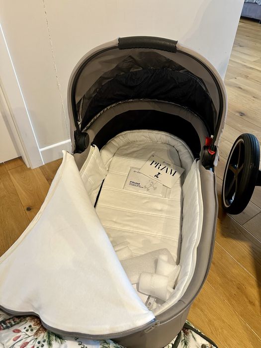 Zestaw Cybex Priam 2.0, parasolka, uchwyt na kubek, śpiworek zimowy