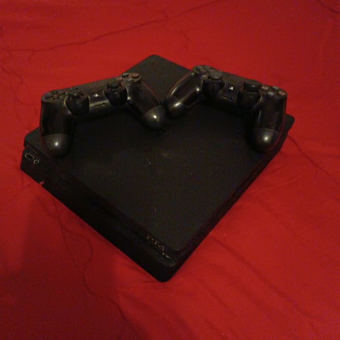 Ps4 slim 500 gb , 2 controles oficiais