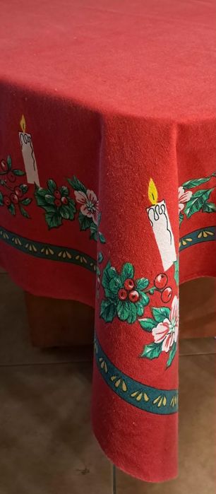 Kwadratowy czerwony bożonarodzeniowy obrus