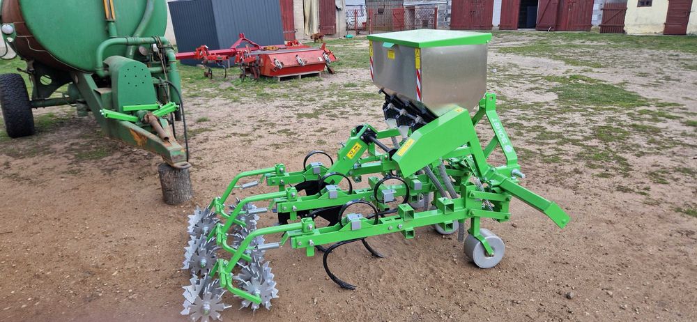 Pielnik ekopielnik podsiewacz nawozu do truskawek i warzyw