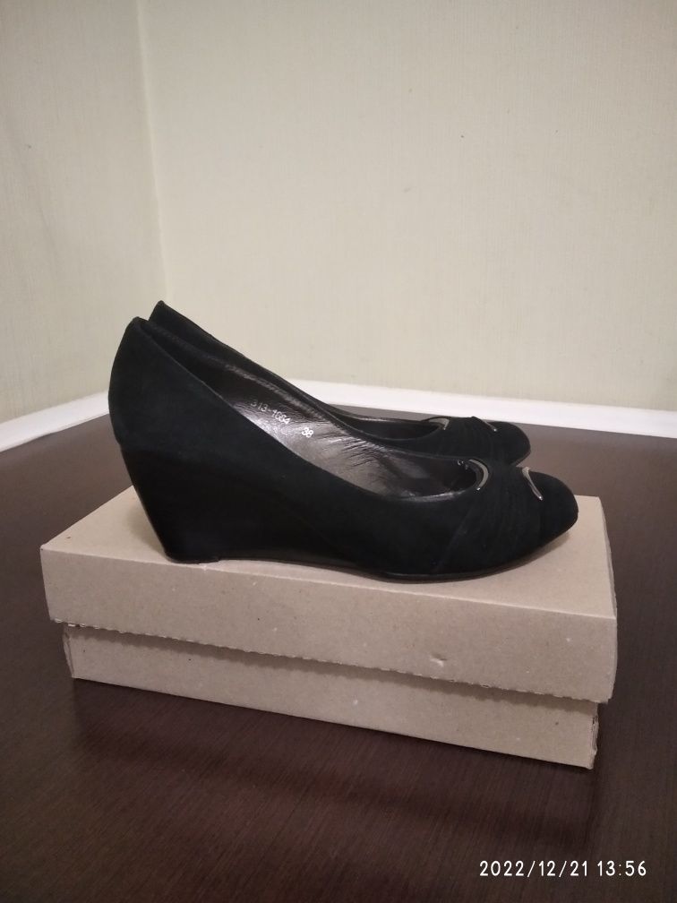 Продам женские замшевые туфли р 38