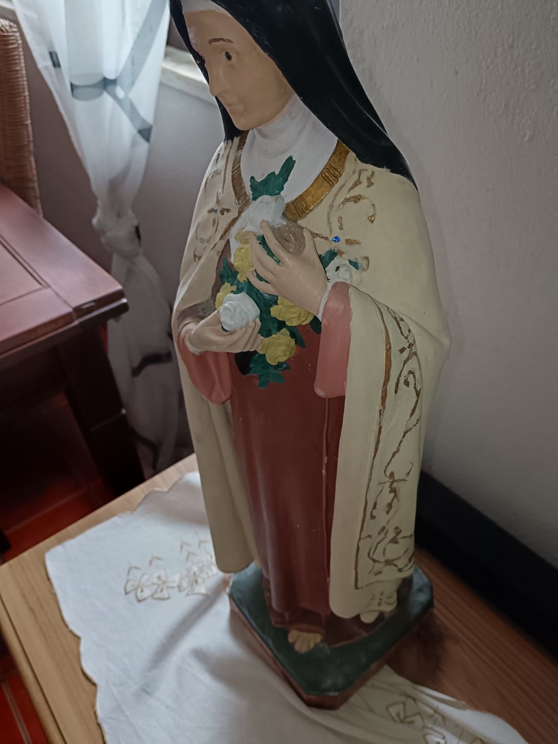 Vendo estátua de santa Teresinha