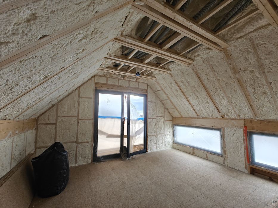 Ocieplenie poddasza PIANA PUR, natrysk, izolacja pianą ocieplenie domu