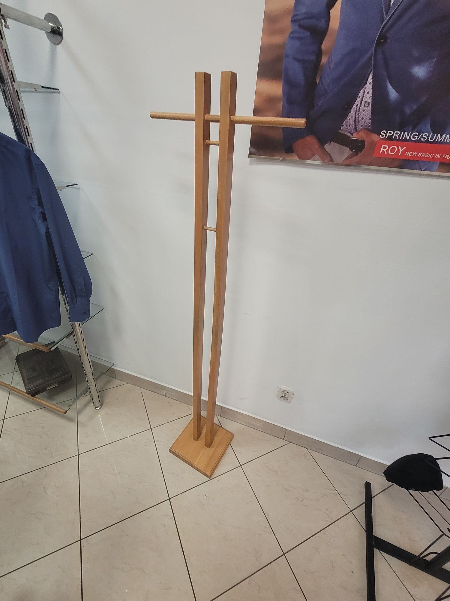 Drewniany stojak jak manekin