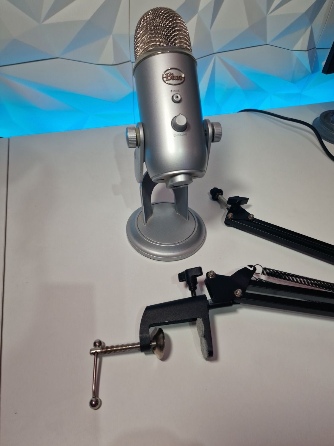 Microfone BlueYeti com braço Neewer
