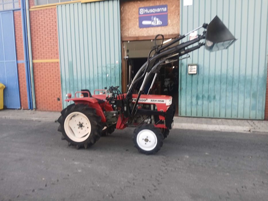 Trator com carregador frontal