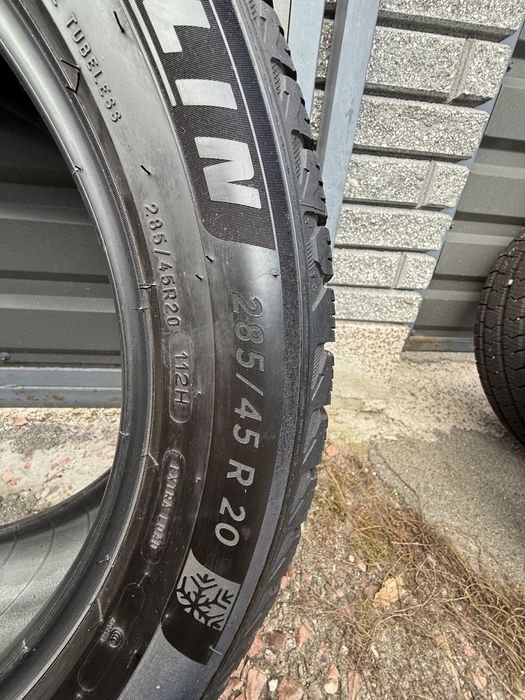 Шини  R20 285/45