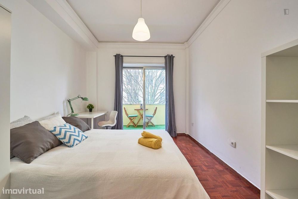 188419 - Quarto com cama de casal, com varanda...