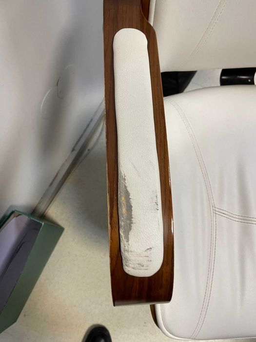 cadeira de escritorio branca e castanha