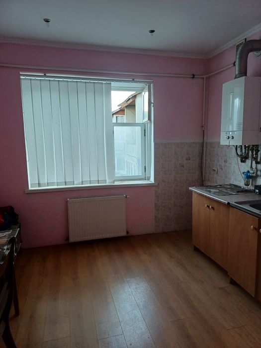 М.Новоселиця. Продається 3-кімнатна квартира. На другому поверсі.