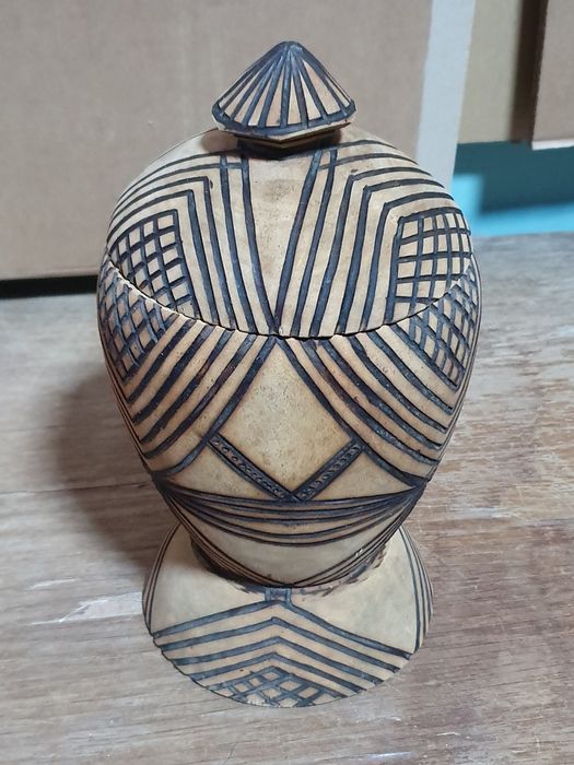 Pote de Madeira com Padrão Étnico Origem Angola