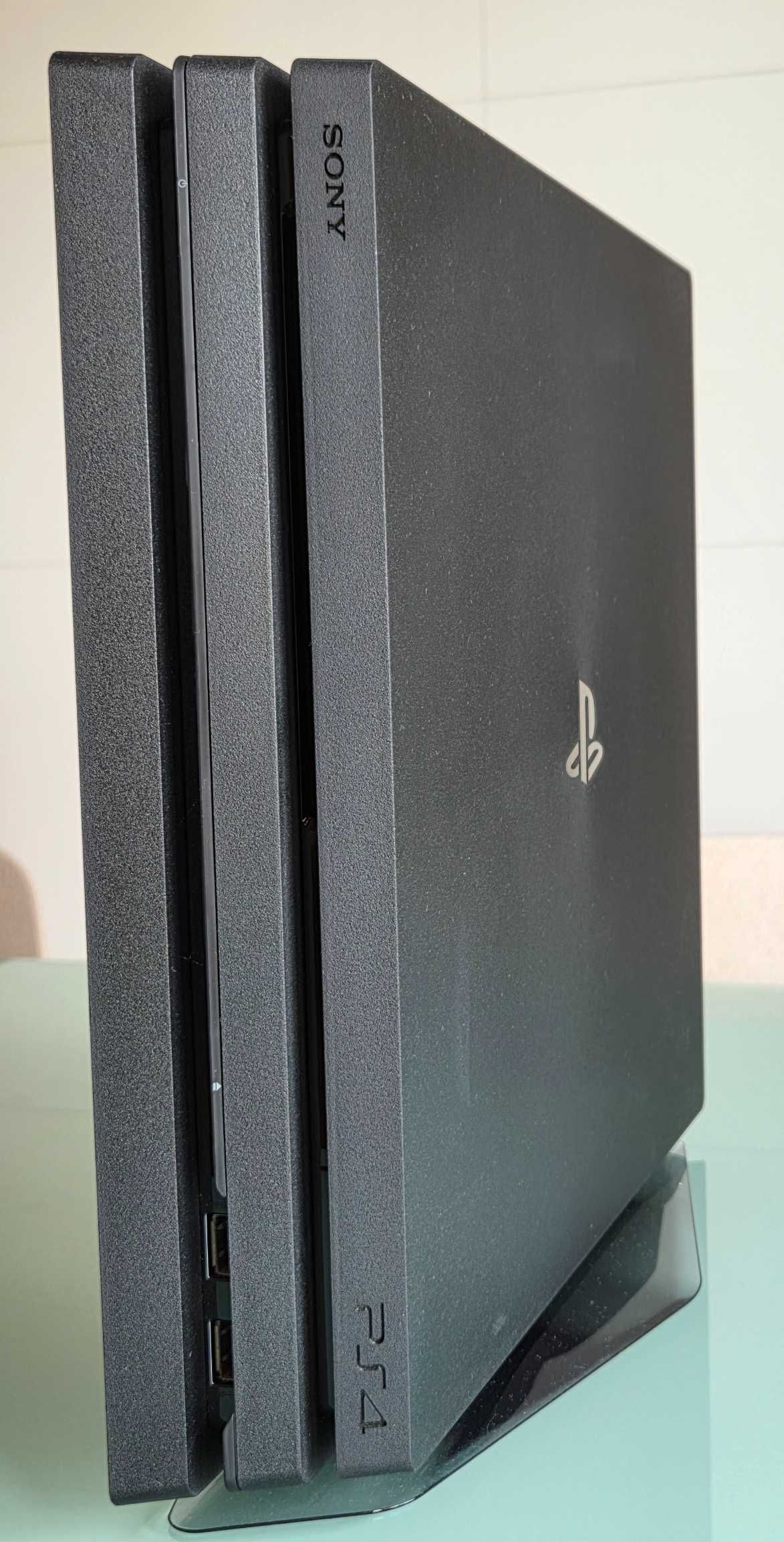 Sony PlayStation 4 Pro - 1 Tb + 2 comandos