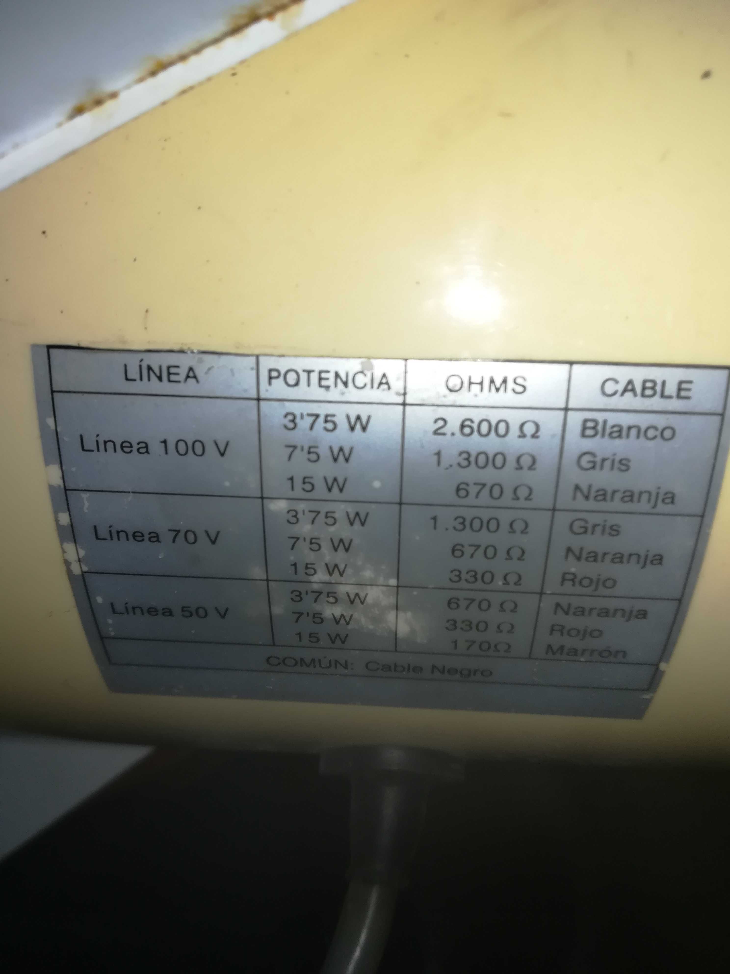 Leitor de VHS e colunas de som
