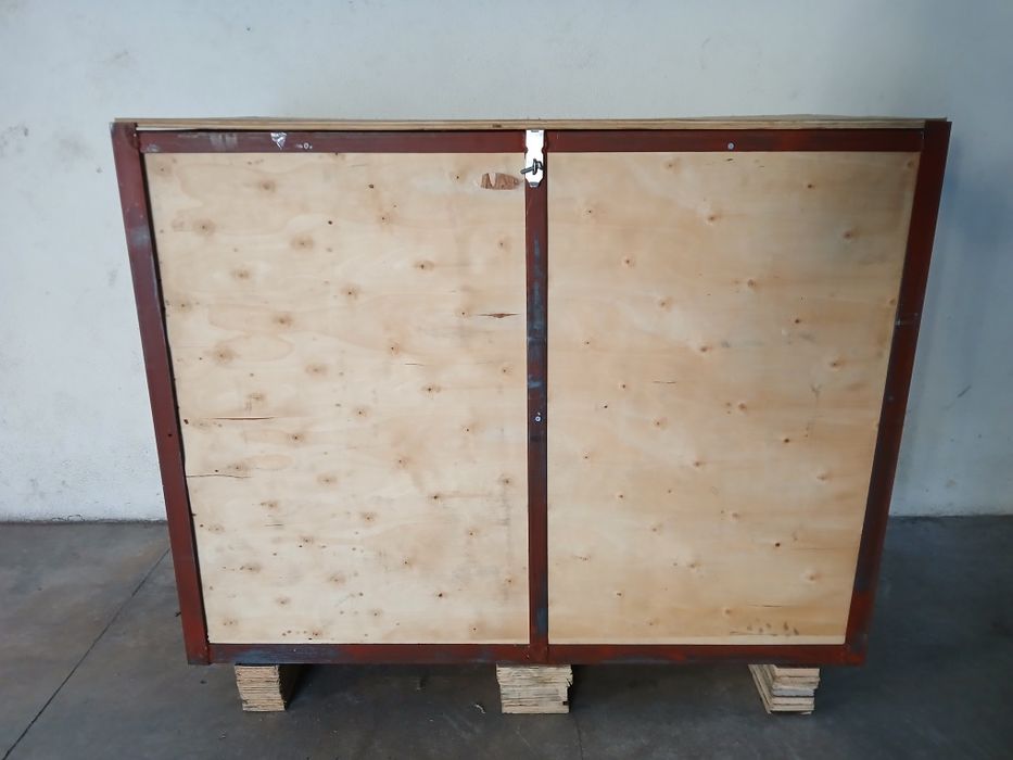 Dois caixotes grandes de madeira