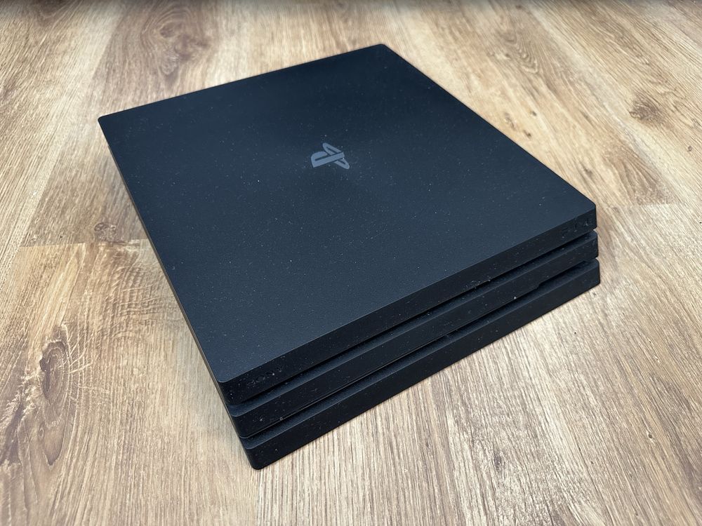 PS4 Pro 1 TB + 2 pady
