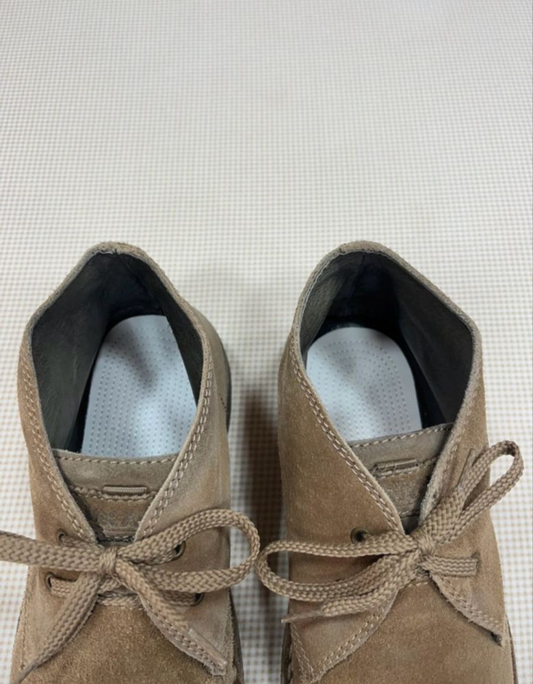 Botas de camurça da marca Luka, usadas, em bom estado.