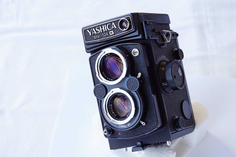 Aparat Yashica MAT-124 G w ładnym stanie z futerałem