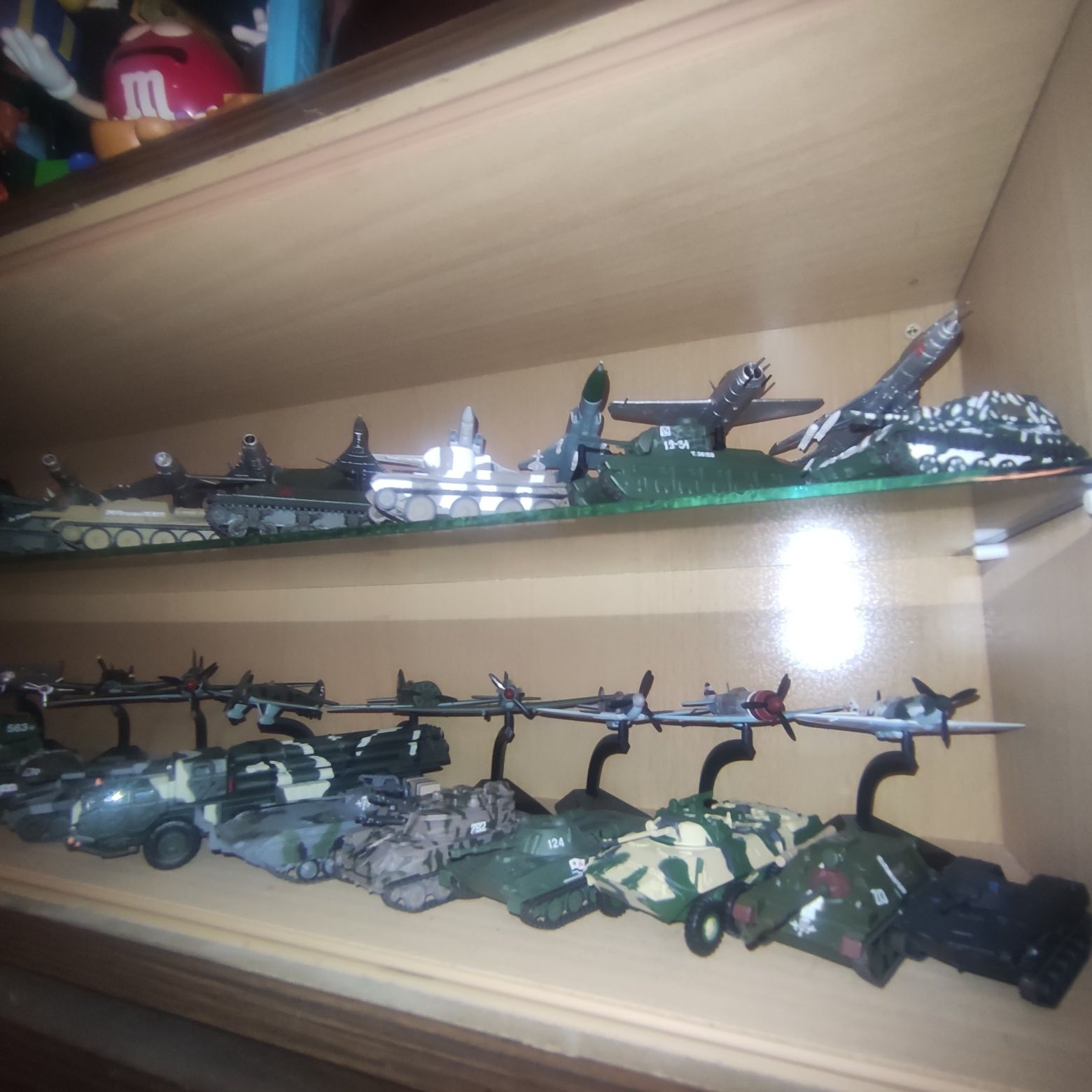 Коллекция моделей танков и самолетов