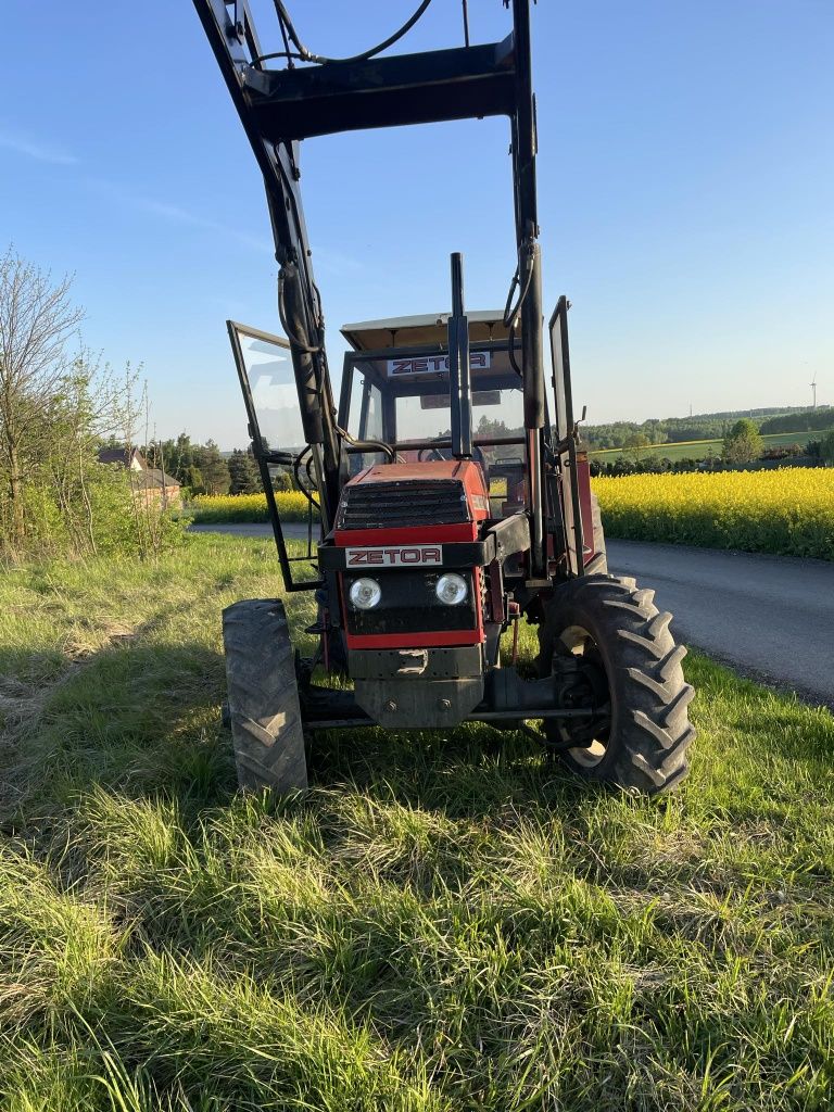 Zetor 8045 z ładowaczem i napędem żółw zająć