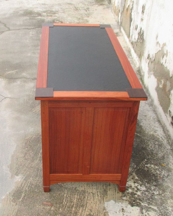 Antiga secretária em madeira de macacaúba