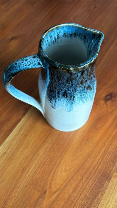 7 pratos de sobremesa e uma caneca