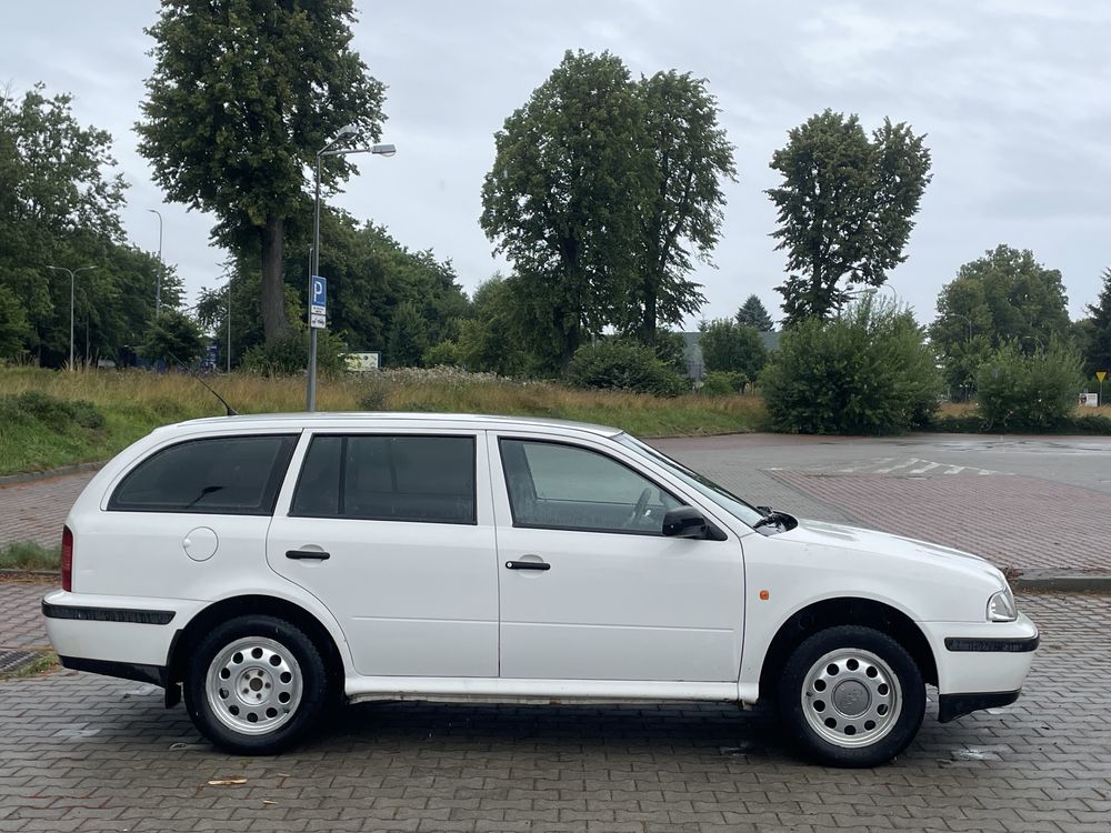 99r Skoda Octavia I 1.6ben 100KM kombi Salon Polska