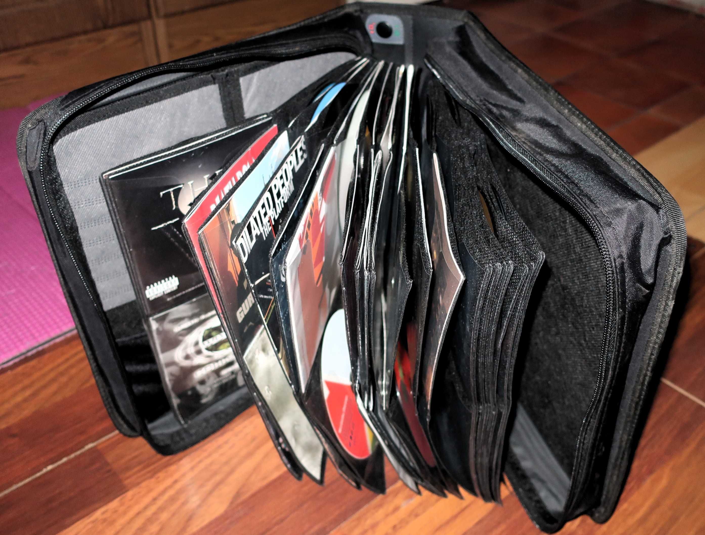 Płyty CD (ponad 100 sztuk), stan doskonały (jak nowe), z walizką.