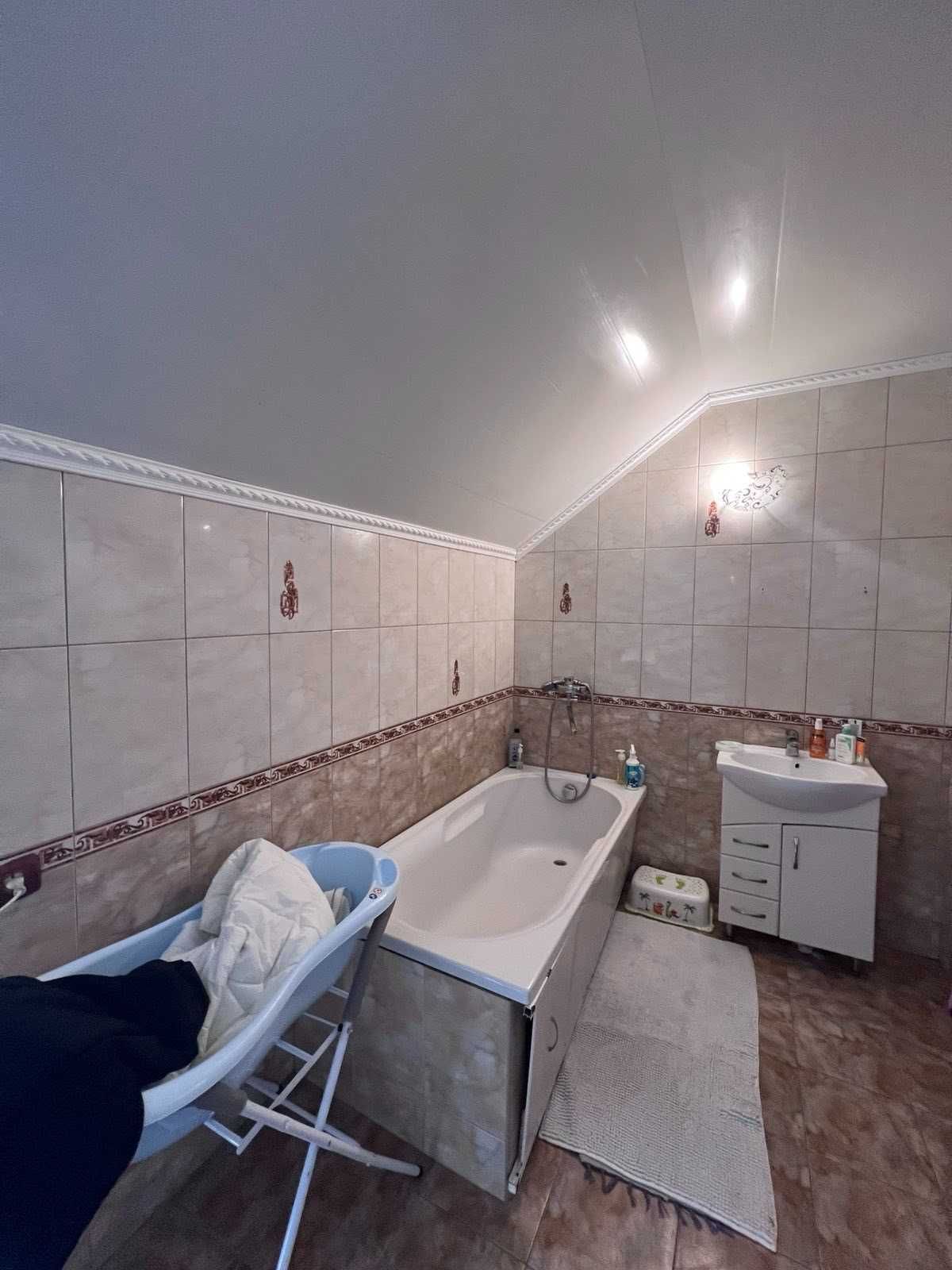 № 12393 - Продається двоповерховий будинок в центрі міста, 160 кв.м.!