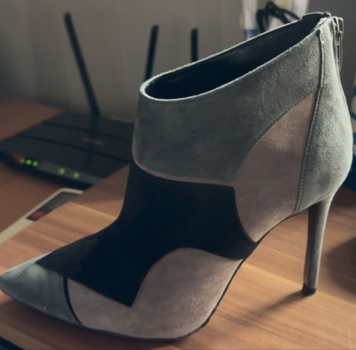 Ботільйони сіро-чорні на каблуку