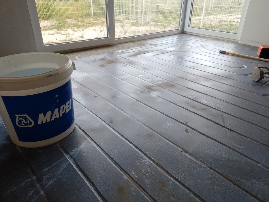 Wylewki samopoziomujące schody podłogi mikrocement montaż