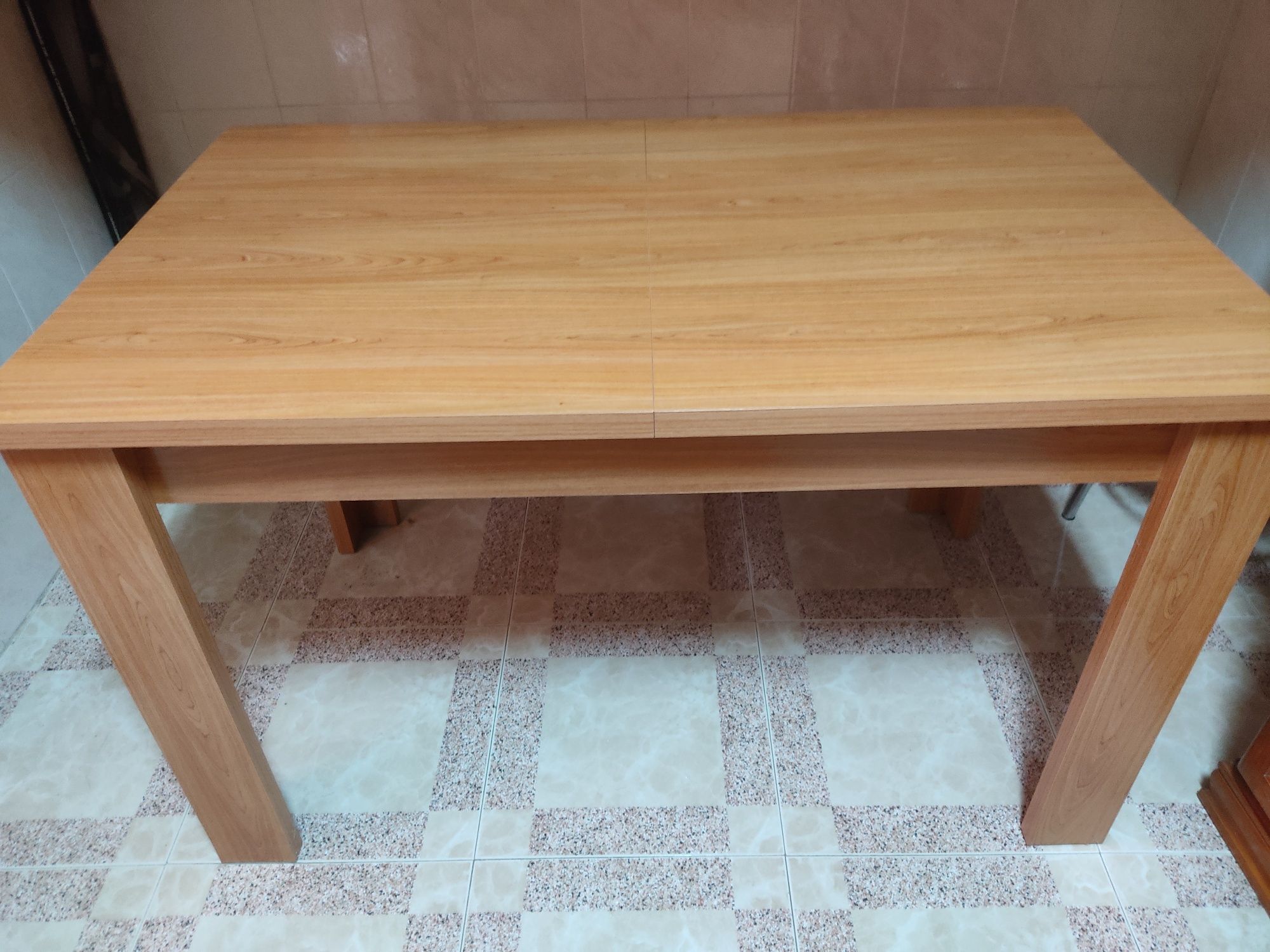 Mesa em melamina com 1,30cm extensível a 1,70