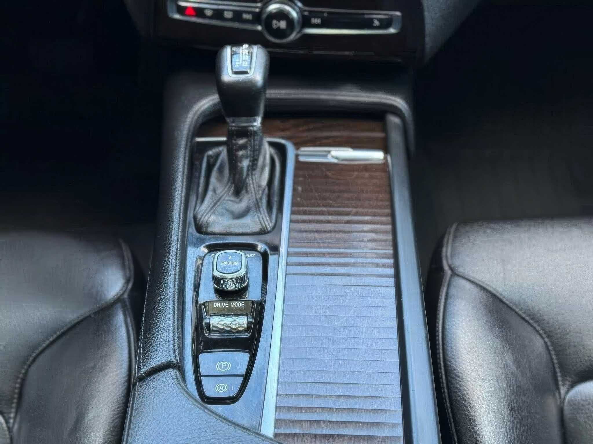 2017 Volvo XC90 T6 Momentum