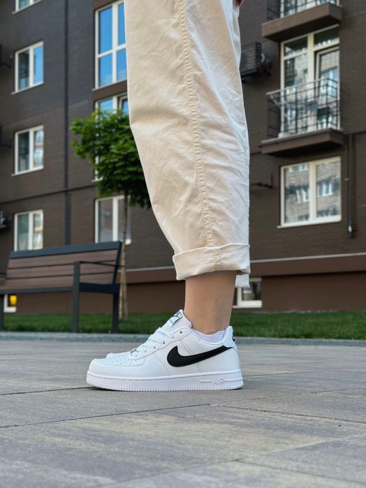 Nike Air Force White Black Strip 36-44р Найк Аір Форс білі чорний знак