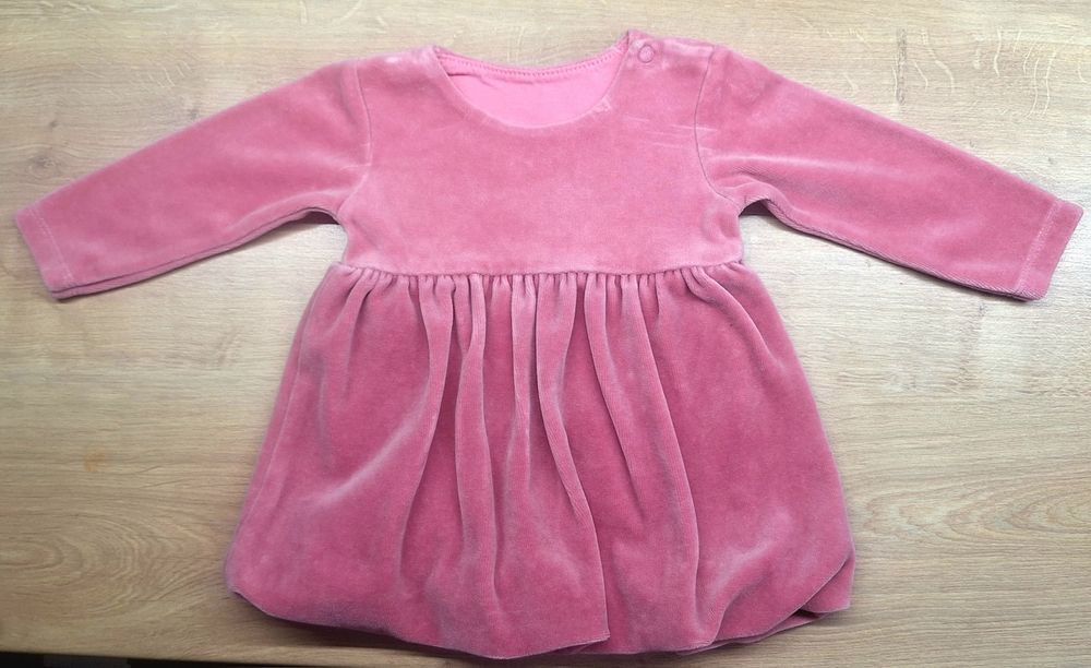 Welurowa różowa sukienka Mrofi 68